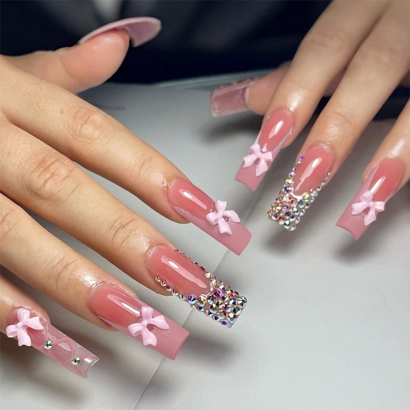 Glamouröses Kunstnagelset mit 3D-Schleifen und Glitzerdetails Karnz