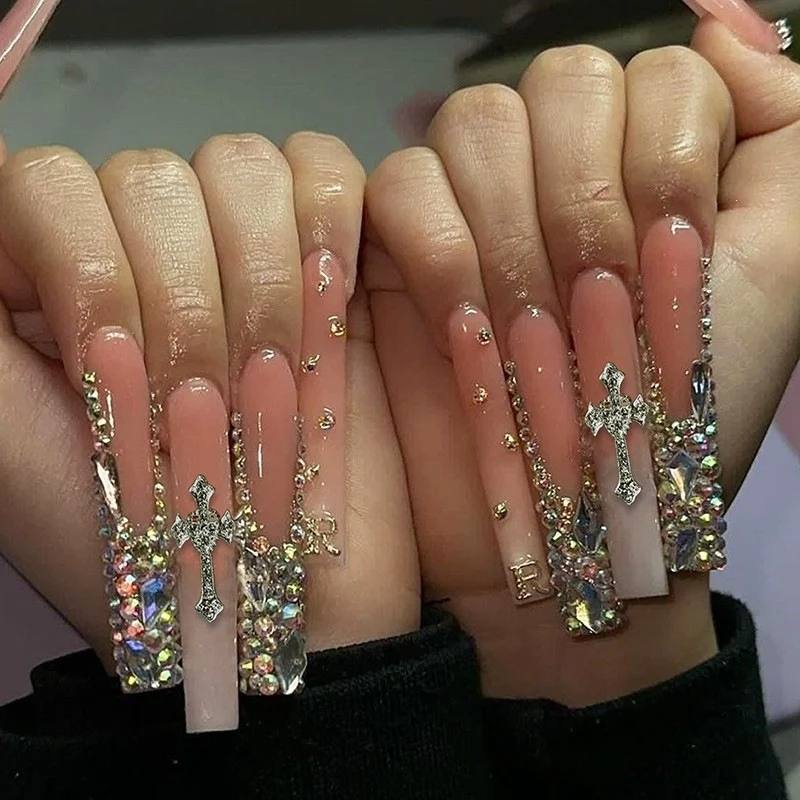 Glamouröses Kunstnagelset mit 3D-Schleifen und Glitzerdetails Karnz