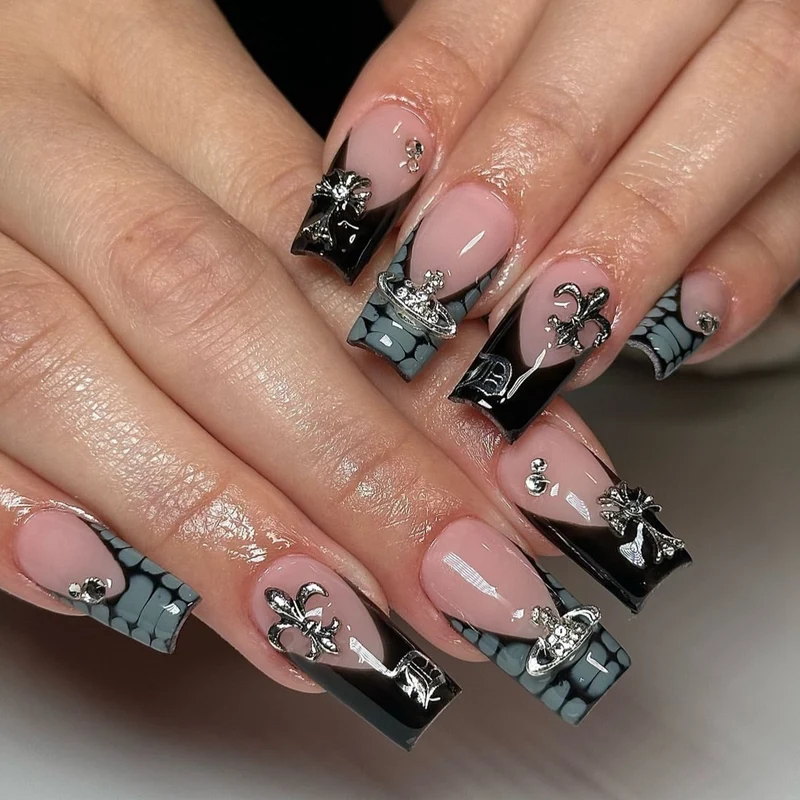 Glamouröses Kunstnagel-Set mit kunstvollen Verzierungen Karnz