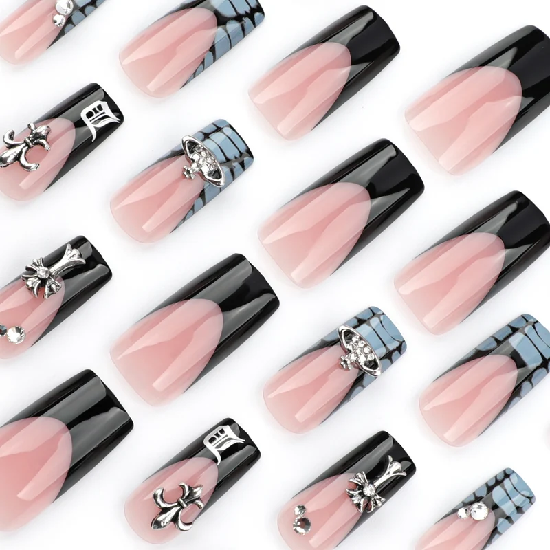 Glamouröses Kunstnagel-Set mit kunstvollen Verzierungen Karnz