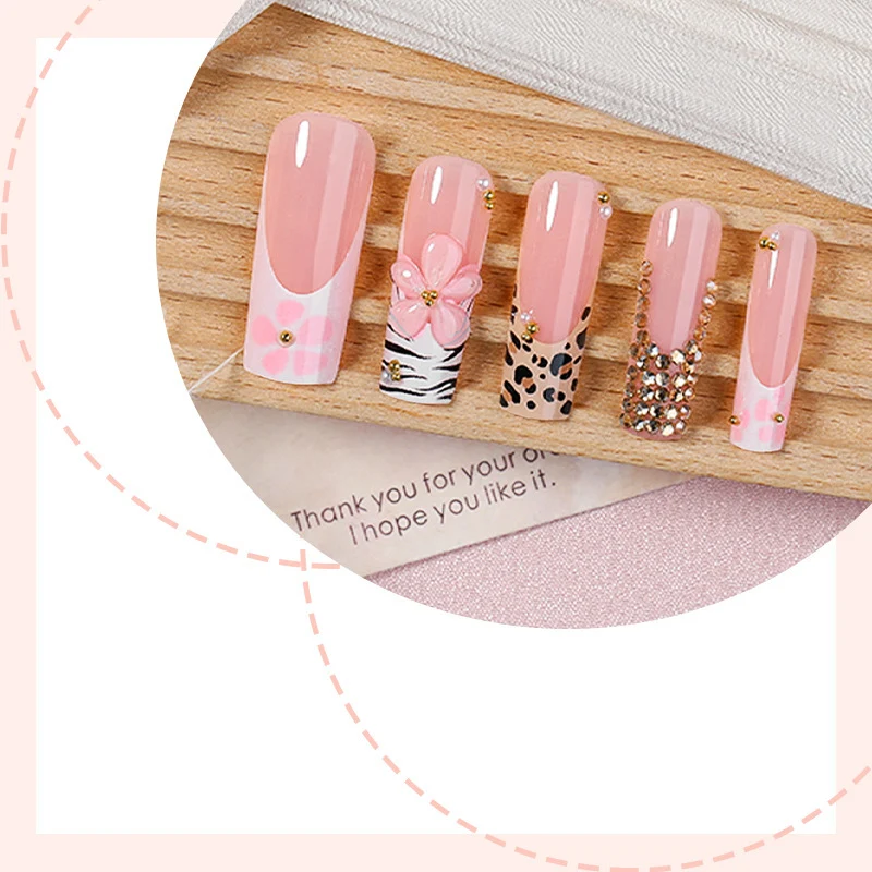 Glamouröse Kunstnagelset mit floralen und tierischen Designs Karnz