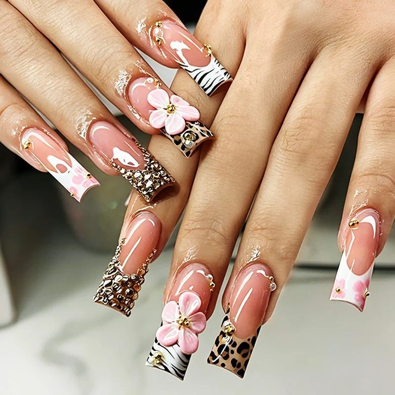 Glamouröse Kunstnagelset mit floralen und tierischen Designs Karnz
