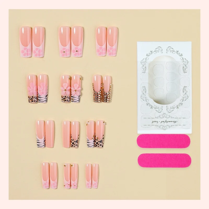 Glamouröse Kunstnagelset mit floralen und tierischen Designs Karnz
