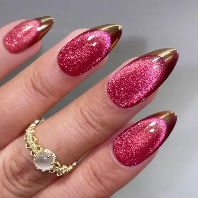 Glamouröse Kunstnägel mit schimmernden Finishing Karnz