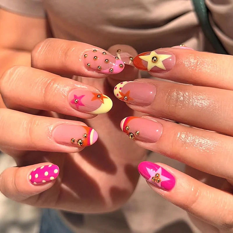 Glamouröse Kunstnägel mit kreativem Design und goldenen Akzenten Karnz