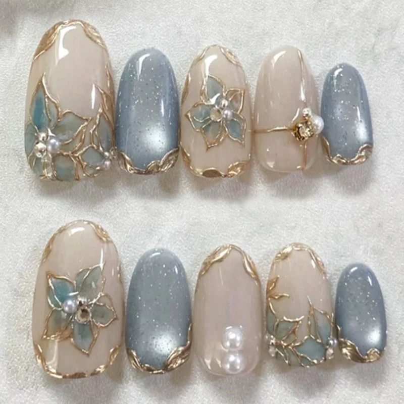 Glamouröse Kunstnägel mit floralen Designs Karnz