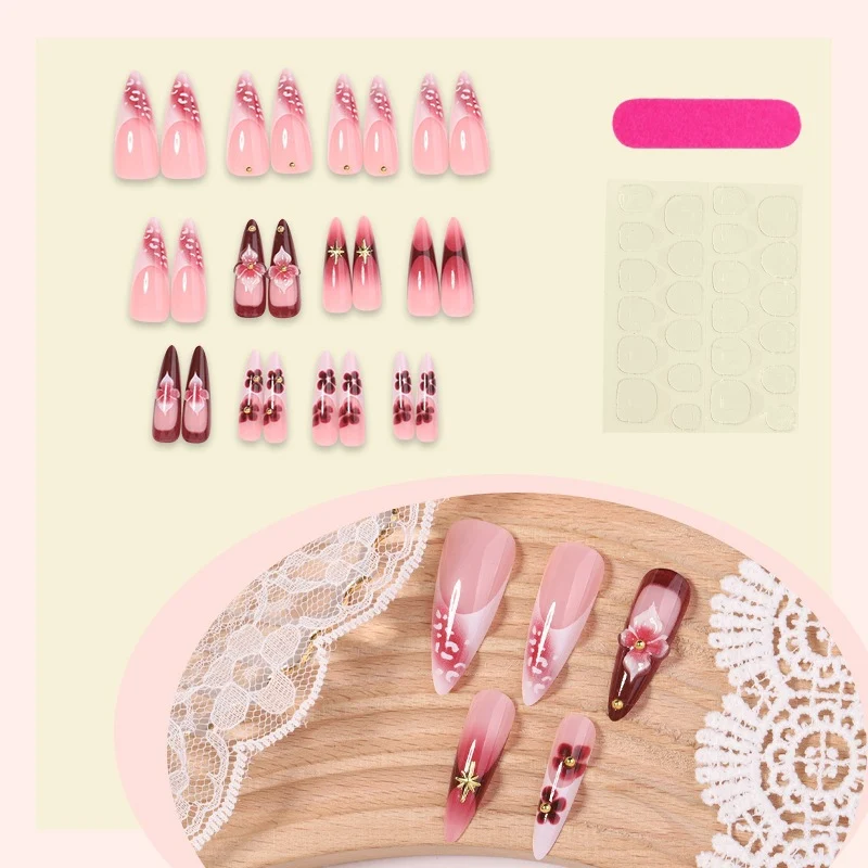 Kunstnagel-Set mit luxuriösen floralen Designs Karnz