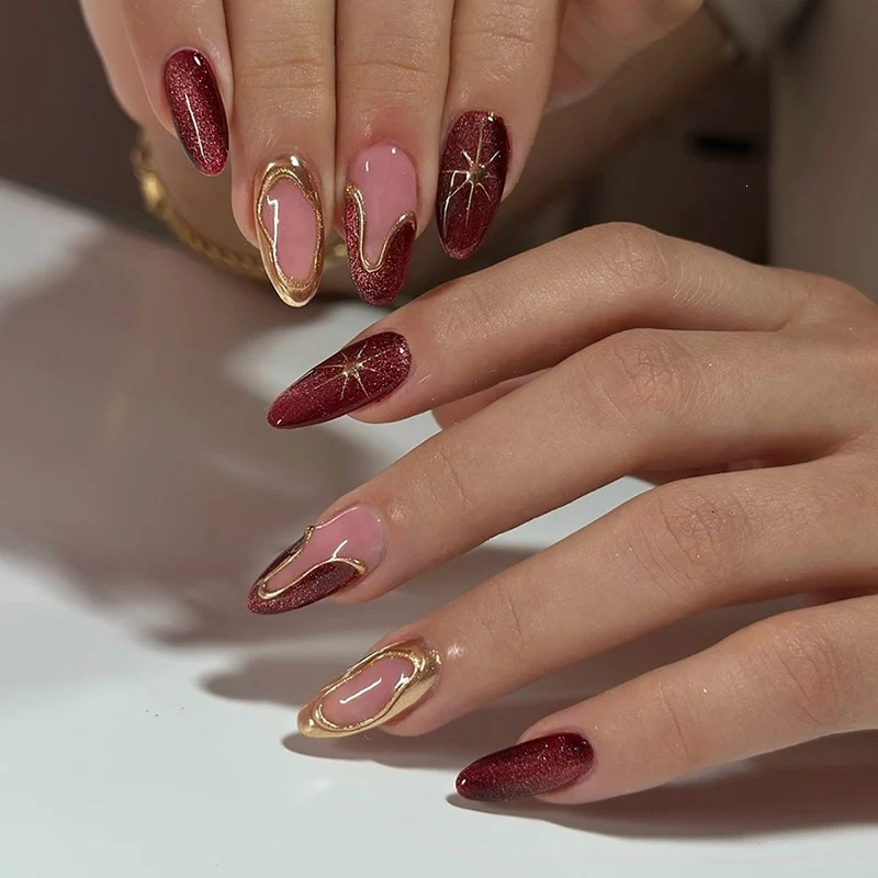 Kunstnagel-Set mit hochwertigen Designs und goldenen Akzenten Karnz