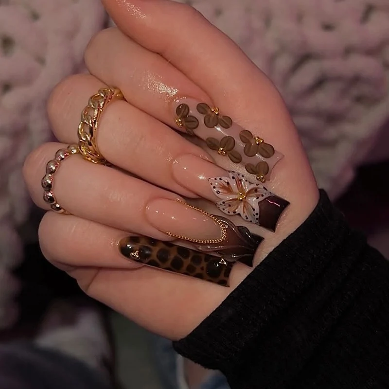Kreatives Kunstnagelset mit Glamourösen Tiermotiven und Eleganten Verzierungen Karnz