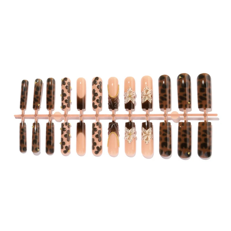 Kreatives Kunstnagelset mit Glamourösen Tiermotiven und Eleganten Verzierungen Karnz