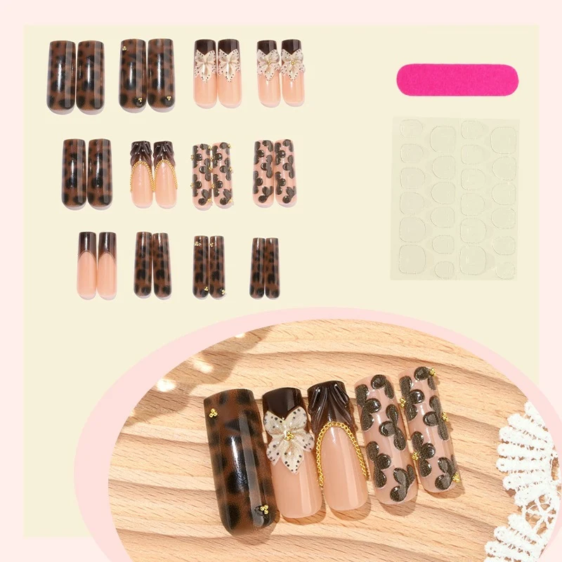 Kreatives Kunstnagelset mit Glamourösen Tiermotiven und Eleganten Verzierungen Karnz