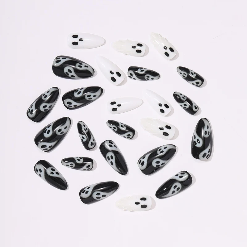 Kreatives Kunstnagelset mit Gespenstermotiven Karnz
