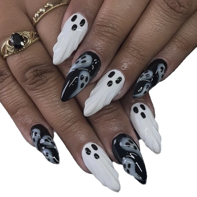 Kreatives Kunstnagelset mit Gespenstermotiven Karnz