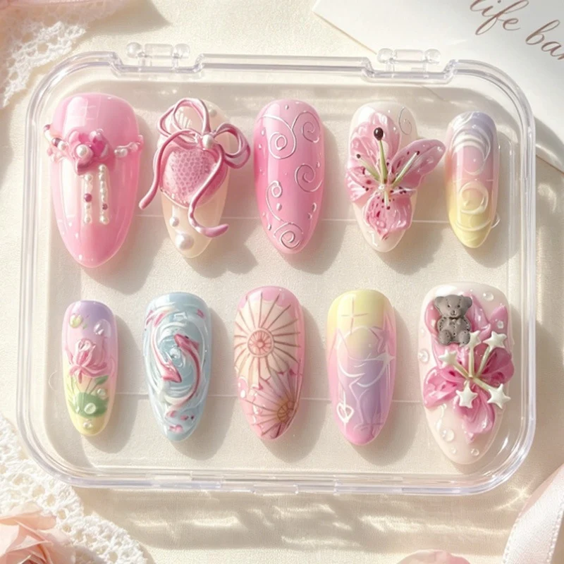 Kreatives Kunstnagelset mit floralen und verspielten Designs Karnz