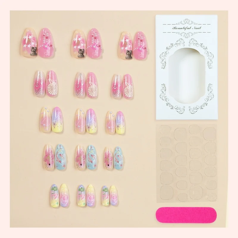 Kreatives Kunstnagelset mit floralen und verspielten Designs Karnz