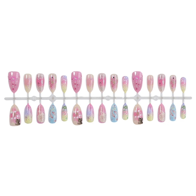 Kreatives Kunstnagelset mit floralen und verspielten Designs Karnz