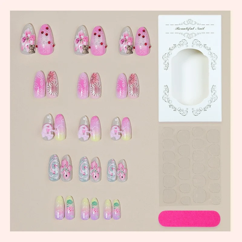Kreatives Kunstnagelset mit floralen und verspielten Designs Karnz