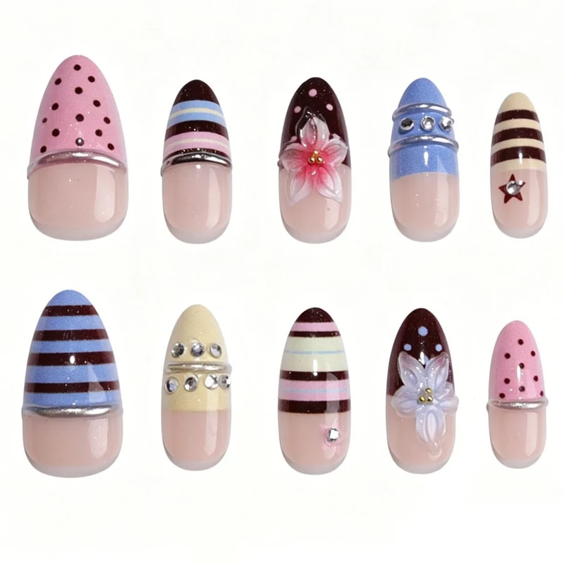 Kreatives Kunstnagelset mit floralen und gestreiften Akzenten Karnz