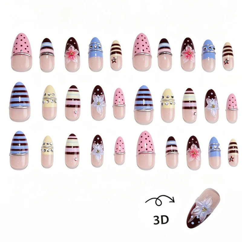 Kreatives Kunstnagelset mit floralen und gestreiften Akzenten Karnz