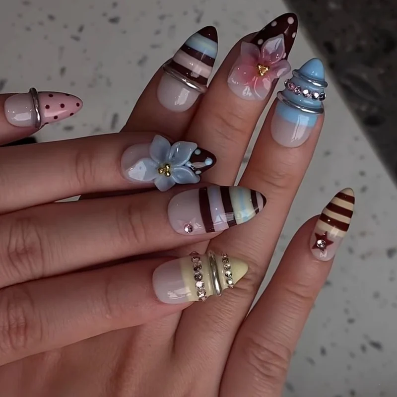 Kreatives Kunstnagelset mit floralen und gestreiften Akzenten Karnz