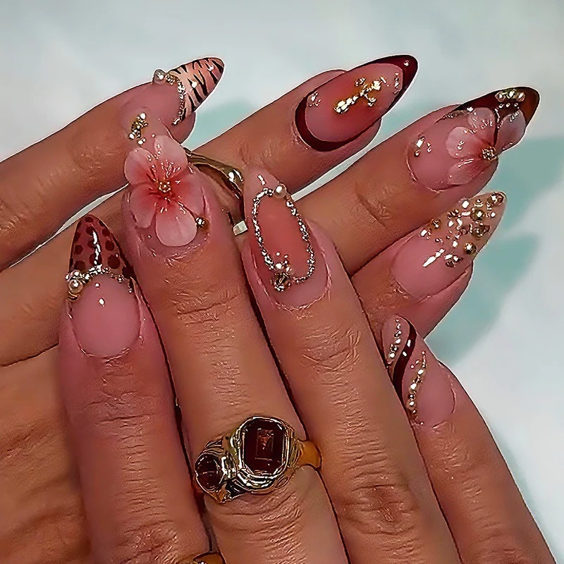 Kreatives Kunstnagelset mit floralen und eleganten Designs Karnz