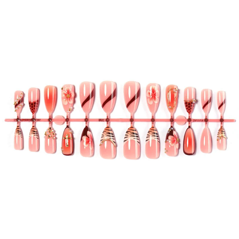 Kreatives Kunstnagelset mit floralen und eleganten Designs Karnz