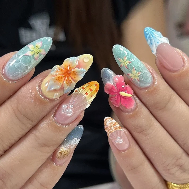 Kreatives Kunstnagelset mit floralen und bunten Designs Karnz