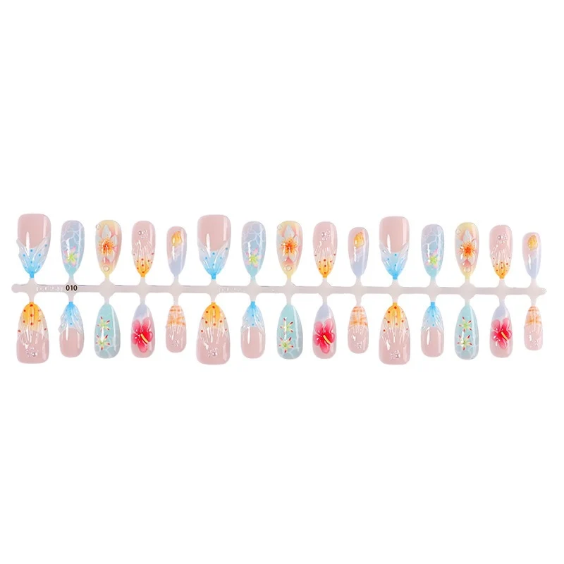 Kreatives Kunstnagelset mit floralen und bunten Designs Karnz