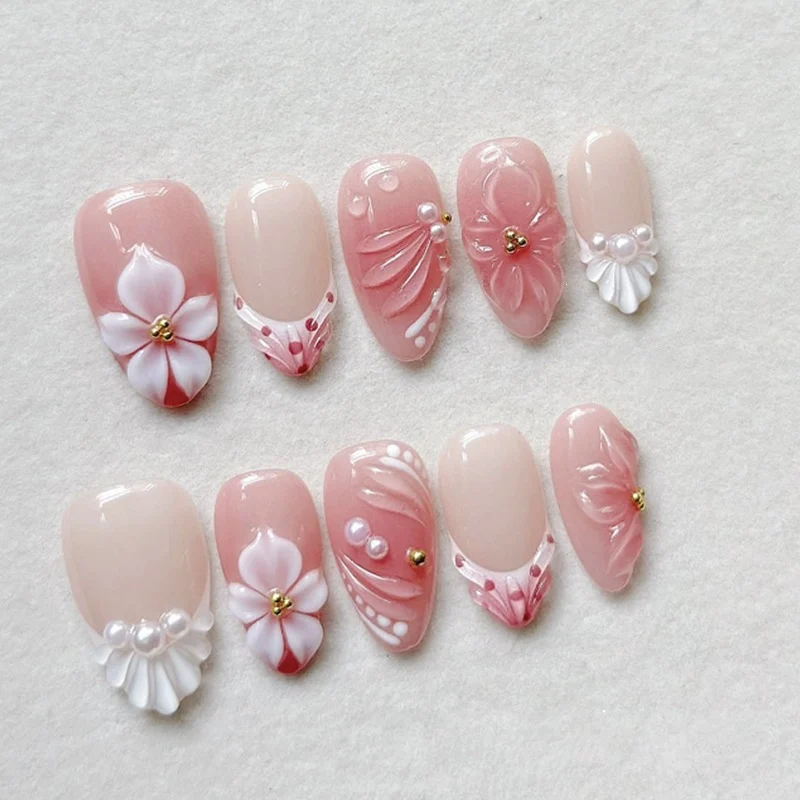 Kreatives Kunstnagelset mit floralen Details Karnz