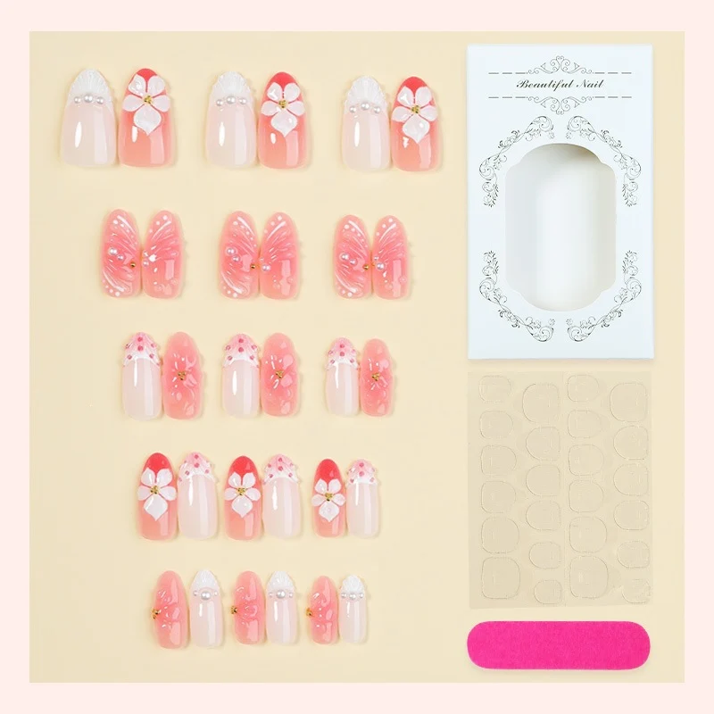 Kreatives Kunstnagelset mit floralen Details Karnz