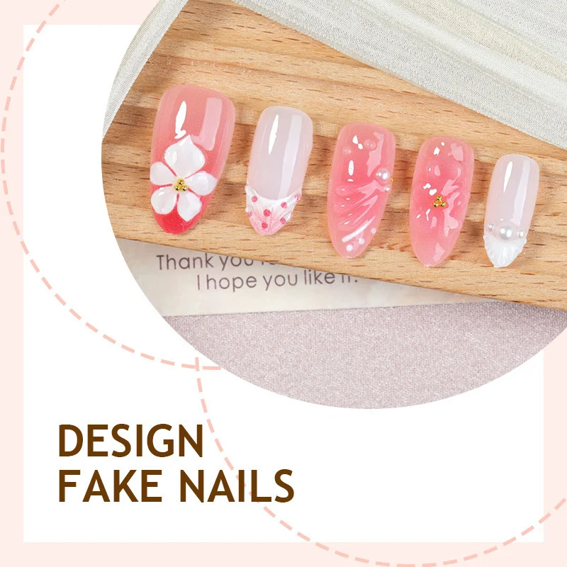 Kreatives Kunstnagelset mit floralen Details Karnz