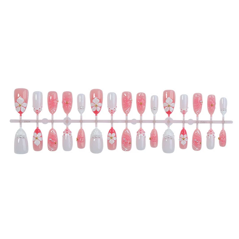 Kreatives Kunstnagelset mit floralen Details Karnz