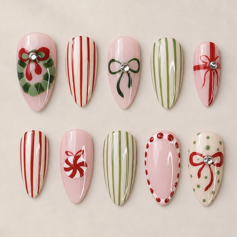 Festliche Kunstnägel mit Weihnachtsmotiven Karnz