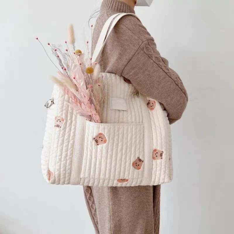 Gepolsterter Babywindel-Rucksack mit bestickten Plüschbären-Akzenten