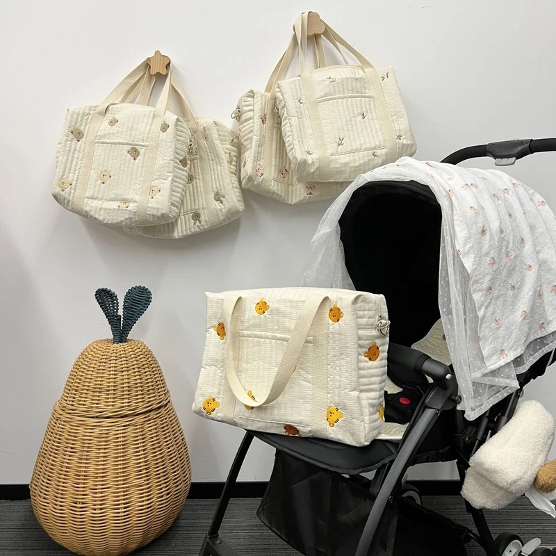 Gepolsterter Babywindel-Rucksack mit bestickten Plüschbären-Akzenten