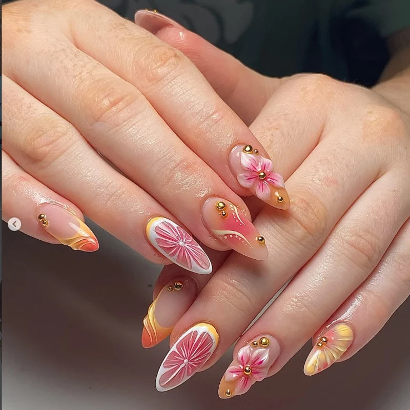 Kunstnagel Set mit floralen und glänzenden Akzenten Karnz