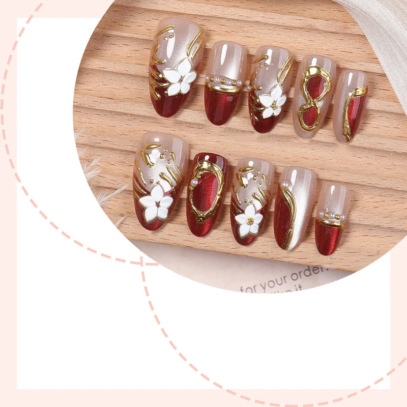 Kunstnagel-Set mit floralen Mustern und Glamourösen Akzenten Karnz