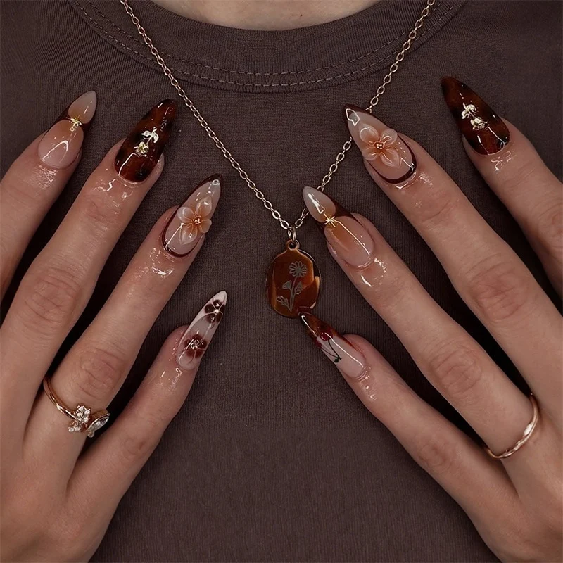 Kunstnagel-Set mit floralen Motiven und Glitzerdetails Karnz