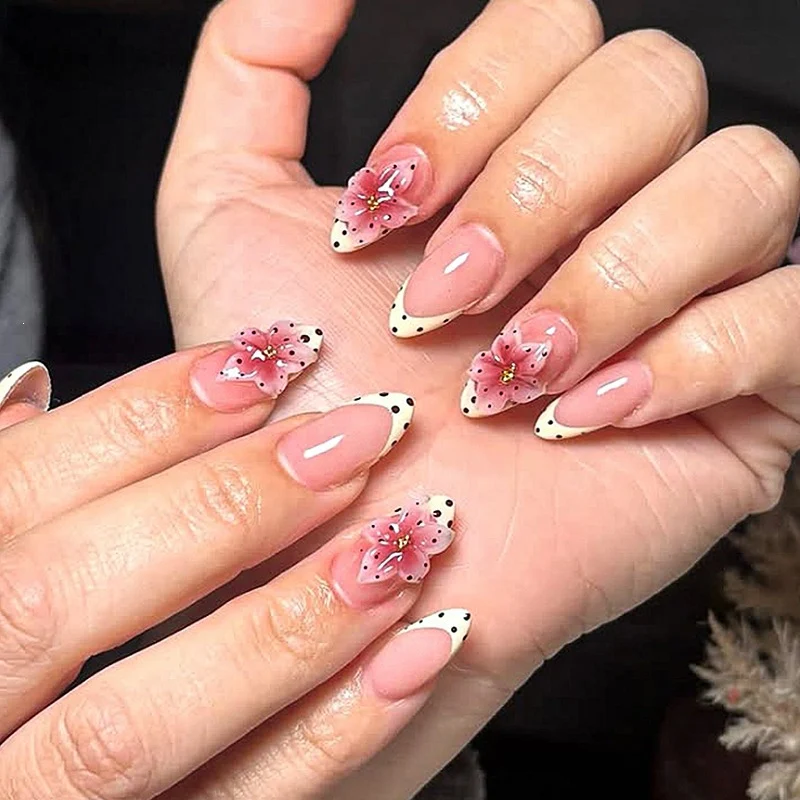 Kunstnagel-Set mit floralen Designs und Glitzerakzenten Karnz