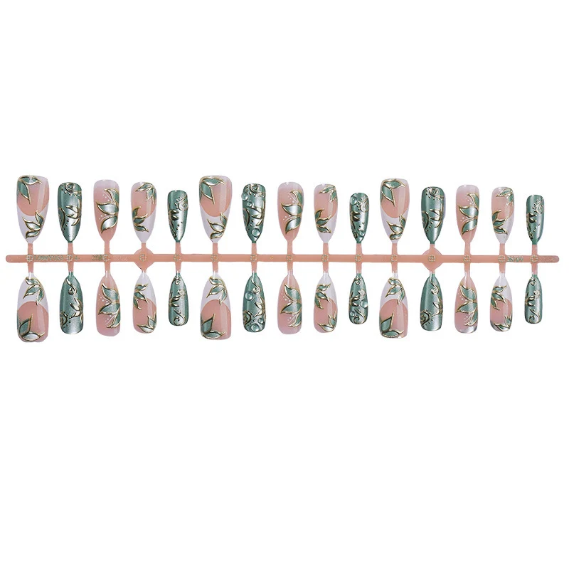 Kunstnagel Set mit floralen Designs und 3D-Akzenten Karnz