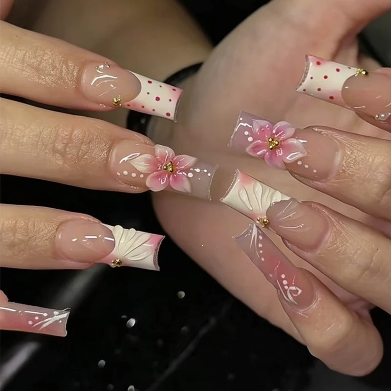 Kreatives Kunstnagelset mit floralen Akzenten und Glitzerdetails Karnz