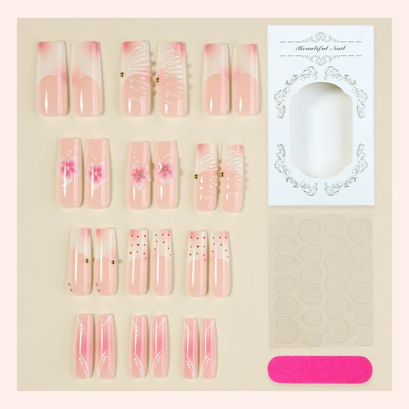 Kreatives Kunstnagelset mit floralen Akzenten und Glitzerdetails Karnz