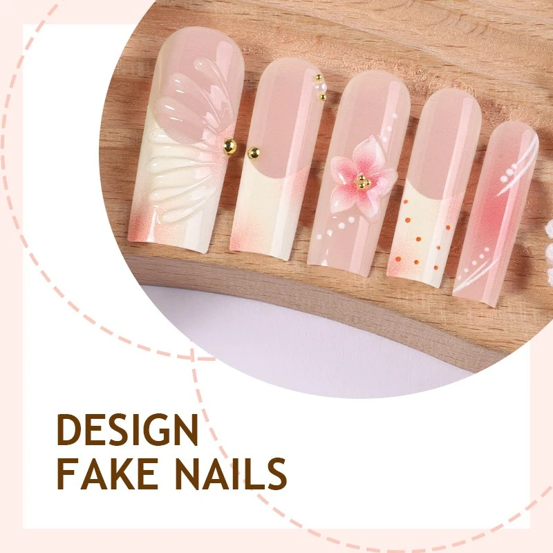 Kreatives Kunstnagelset mit floralen Akzenten und Glitzerdetails Karnz