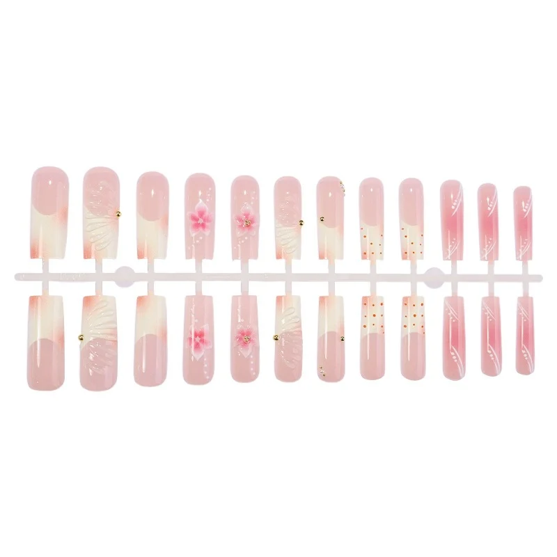 Kreatives Kunstnagelset mit floralen Akzenten und Glitzerdetails Karnz