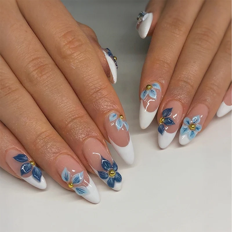 Kreatives Kunstnagelset mit floralen 3D-Designs Karnz