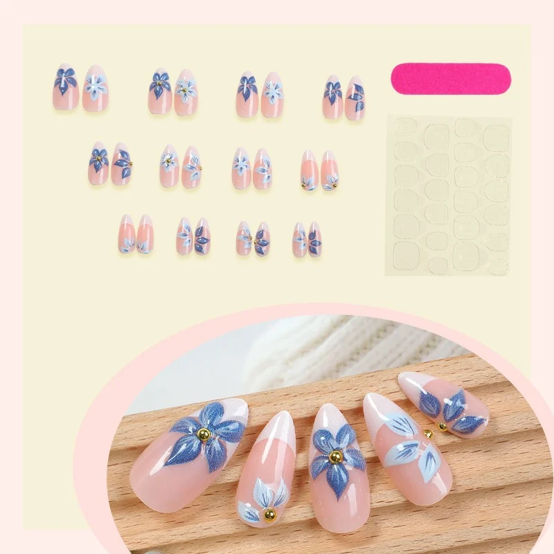 Kreatives Kunstnagelset mit floralen 3D-Designs Karnz