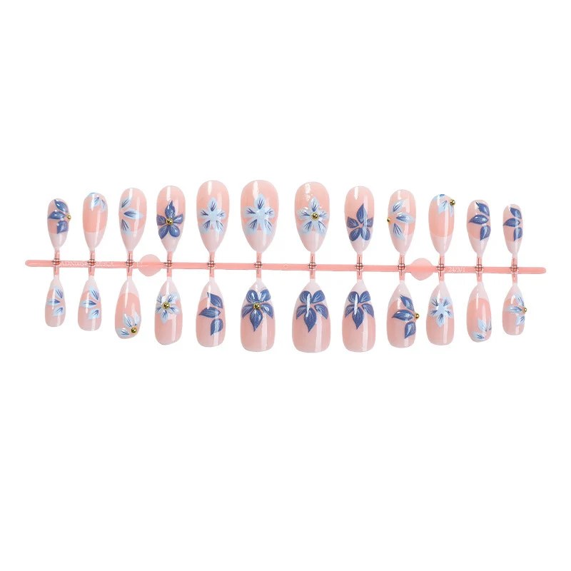 Kreatives Kunstnagelset mit floralen 3D-Designs Karnz