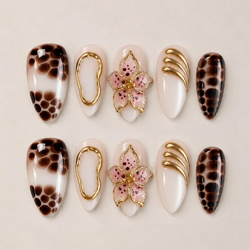 Exquisites Kunstnagelset mit Glamourösen Akzenten Karnz