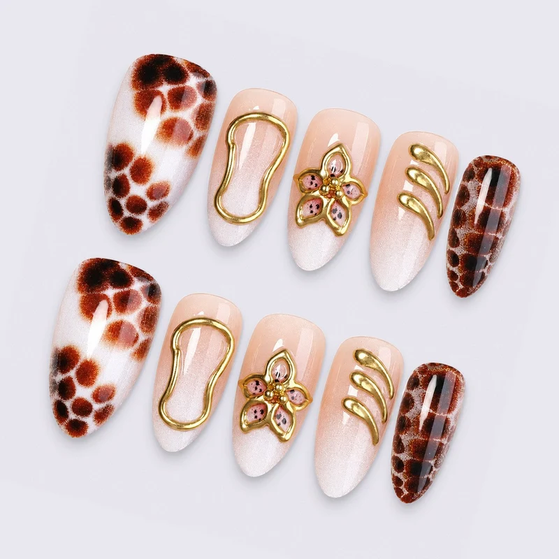 Exquisites Kunstnagelset mit Glamourösen Akzenten Karnz