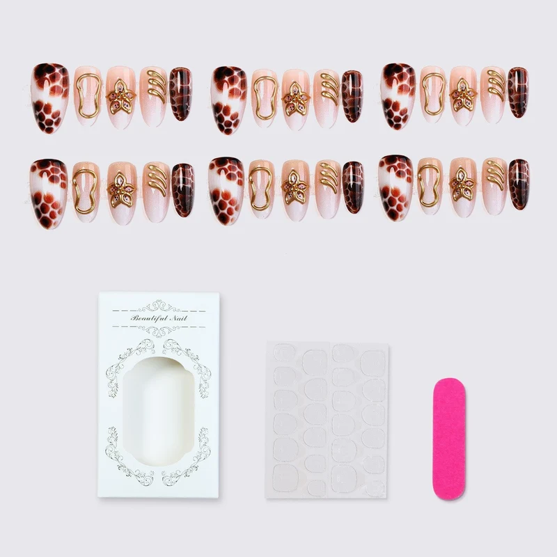 Exquisites Kunstnagelset mit Glamourösen Akzenten Karnz